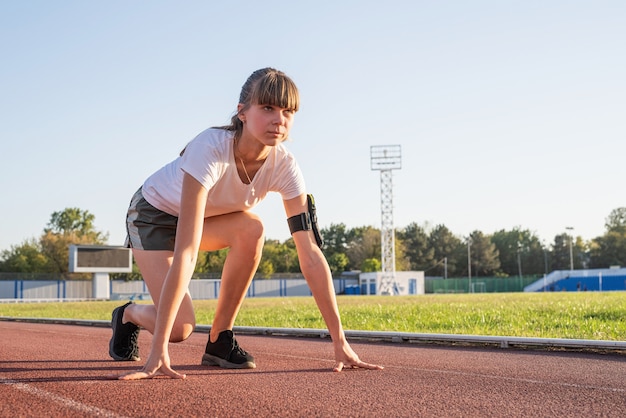 屋外で運動する若い女性