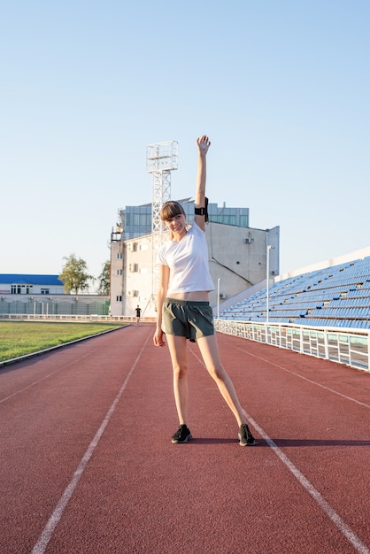 屋外で運動する若い女性