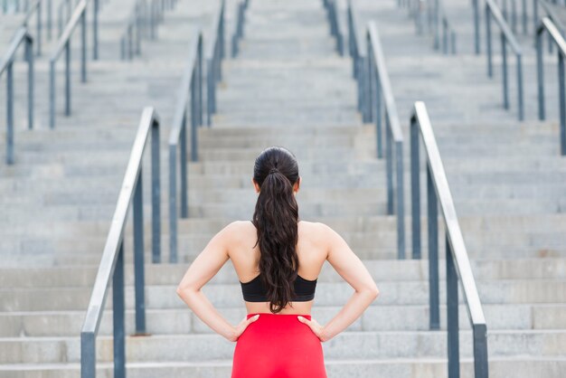 Foto giovane donna che lavora in strada