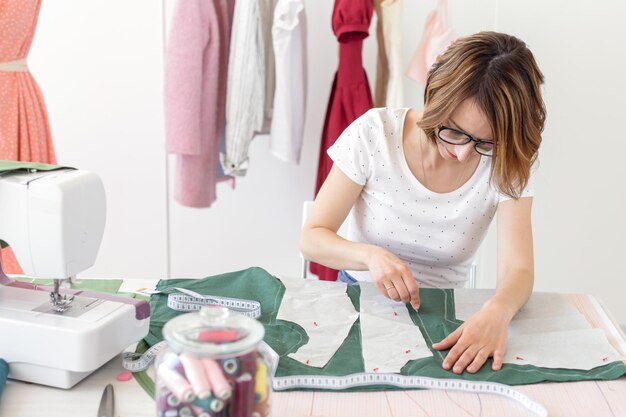 Photo young woman working on table