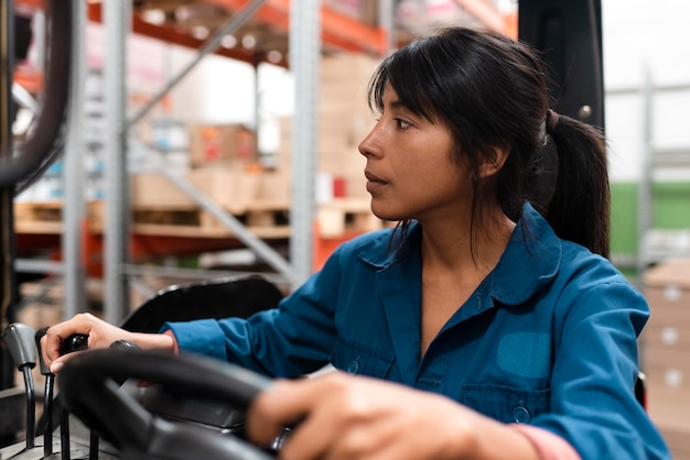 Photo young woman working in a warehouse