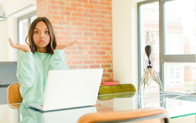 Giovane donna che lavora con un computer portatile