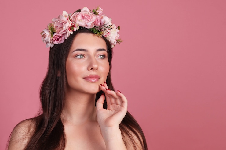Photo young woman in a wreath of flowers looks into the distance