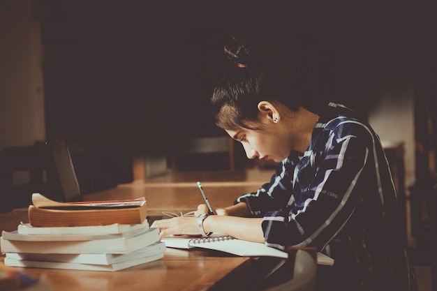 Photo young woman writing in book