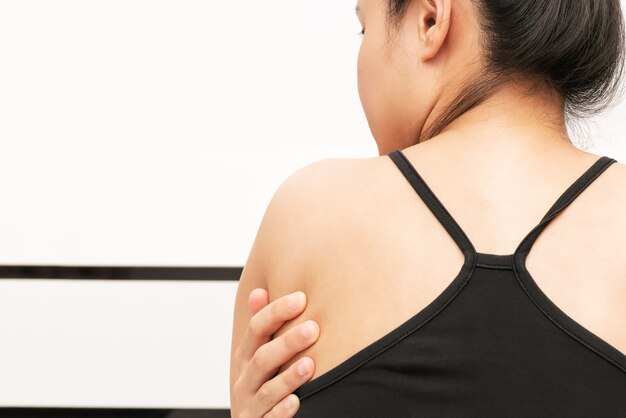 写真 若い女性の背中と肩の痛みの傷害医療と医療のコンセプト