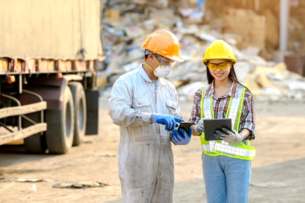 Young women, caretakers of goods and young male workers Currently using the product tablet Before exporting for sale