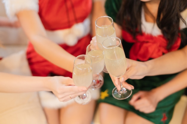 Giovani donne che celebrano una festa di natale con il costume di santa