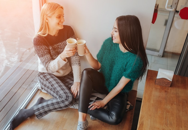 コーヒーショップでチャットの若い女性