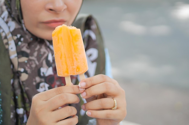 チョコレート味のアイスクリームを食べる若い女性