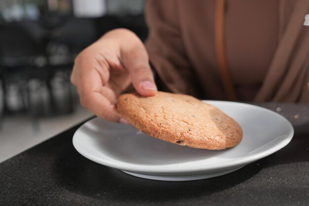 カフェで料理を食べる若い女性