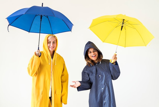 雨季を楽しむ若い女性