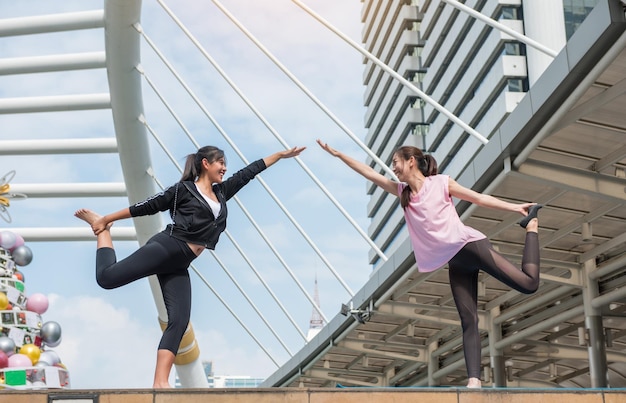 都市で運動する若い女性