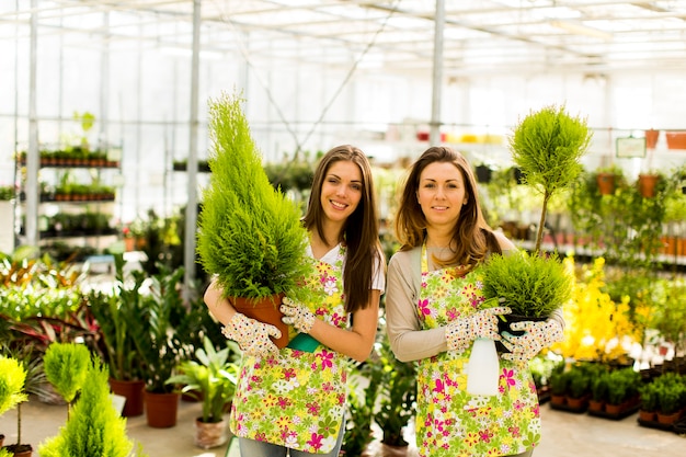 Giovani donne in giardino fiorito