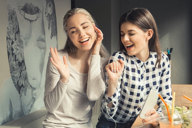 写真 コーヒーショップの自由時間に若い女性の友人