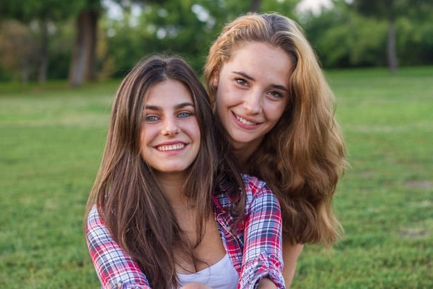 Photo young women friends in the park