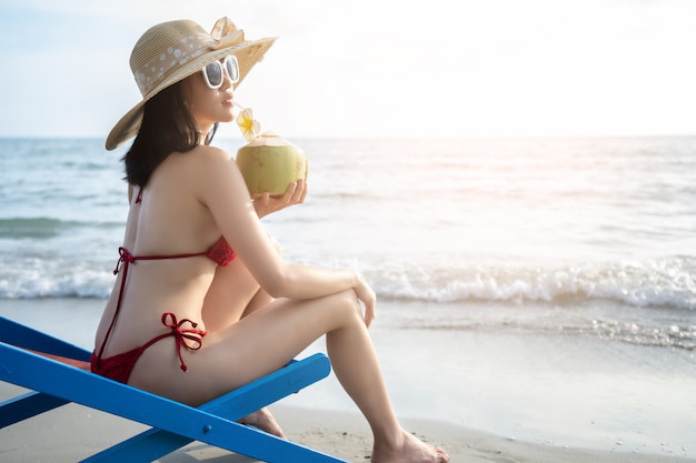 Фото Молодые женщины в бикини отдыхают на пляже