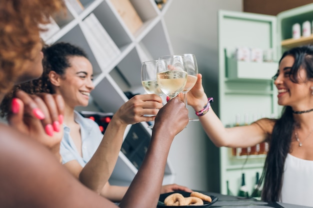 Photo young women indoor drinking