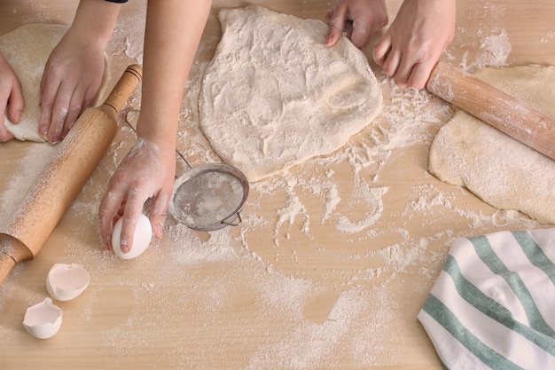 Photo young women preparing dough for pastries on kitchen table