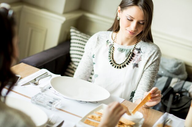 Photo young women in the restaurant