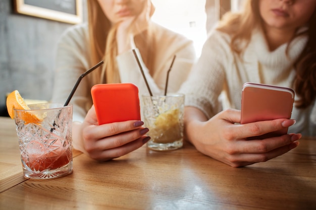 Photo young women sit at table