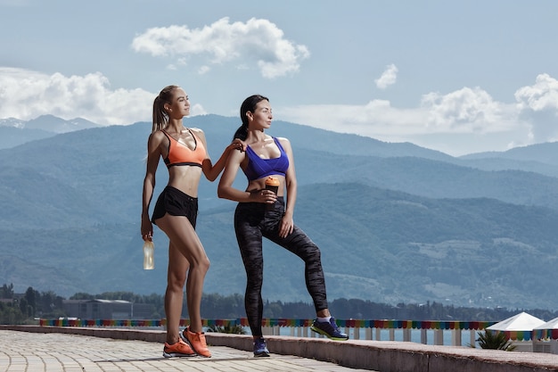 運動するスポーツウェアを着ている若い女性