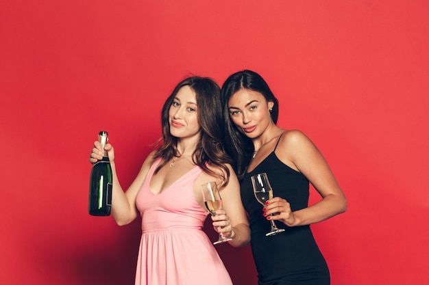 Молодые женщины с бокалами шампанского на празднике