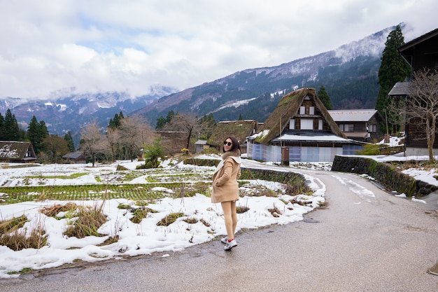 写真 日本に囲まれた伝統的木造農家村の若い女性たち