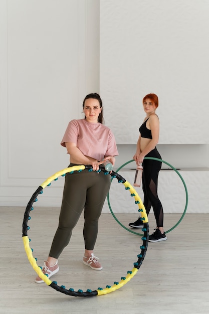 Photo young women with hula hoops