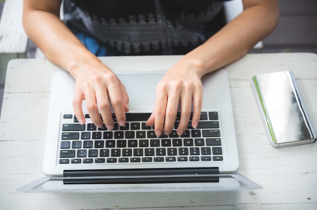 Молодые женщины работают бизнес из дома с ноутбуком