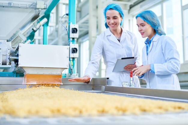 Photo young women working at food factory