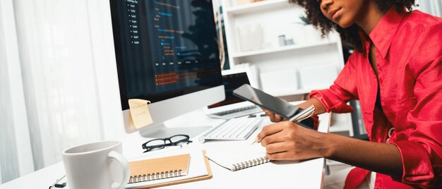 若いアフリカ人女性がプログラミングウェブサイトの開発者であるTastemakerを作成しています