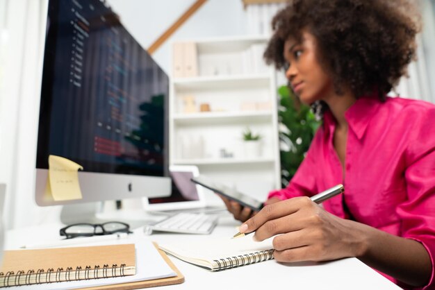 若いアフリカ人女性がプログラミングウェブサイトの開発者であるTastemakerを作成しています