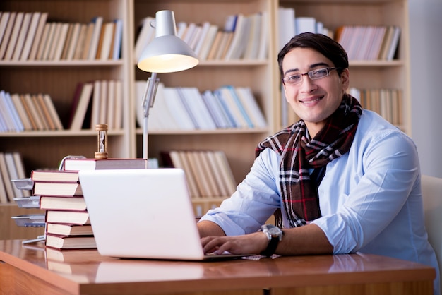 Giovane scrittore che lavora in biblioteca