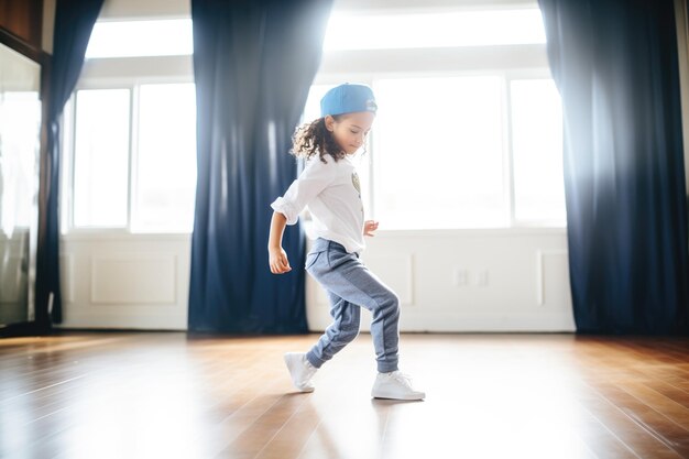 Photo youngster practicing dance in a studio