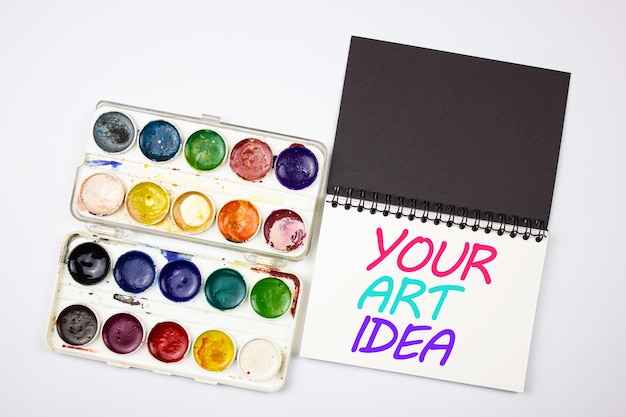 絵の具の横にある YOUR ART IDEA という単語検索アイデア アート