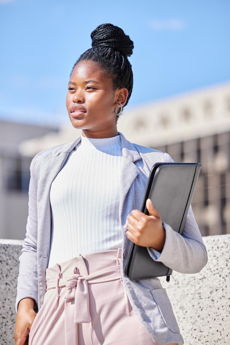 Photo your goals are never unattainable. shot of a young businesswoman taking a break to daydream.