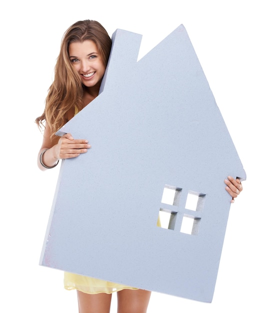 Ваш дом в надежных руках Студийный снимок уверенной в себе молодой женщины, держащей в руках опору дома
