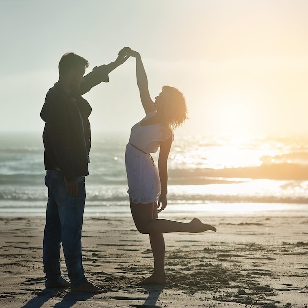 La tua presenza fa ballare il mio cuore inquadratura di una giovane coppia affettuosa che si diverte sulla spiaggia