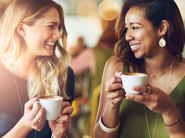 あなたは私のコーヒーのクリームですカフェでコーヒーを楽しんでいるガールフレンドのトリミングされたショット