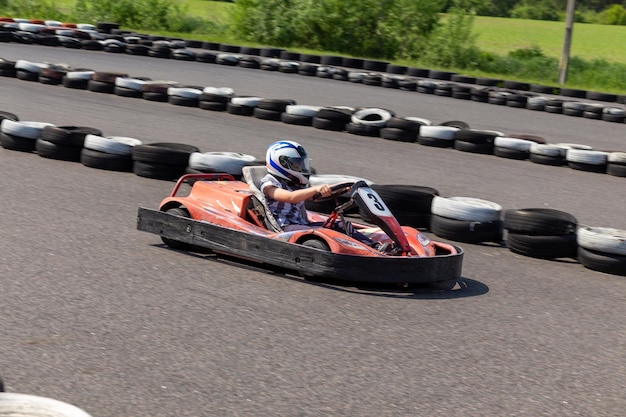 Youth Go Kart Racer op de baan Dynamisch beeld van een tiener die snel door een gokart beweegt met bewegingsonscherpte-effect