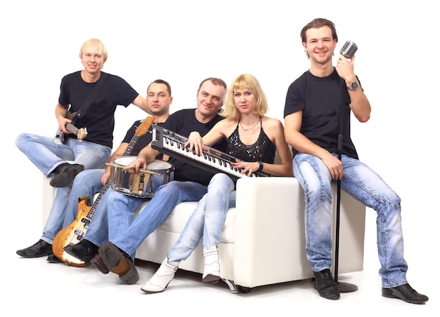 Молодежная музыкальная группа с инструментами, изолированными на белом