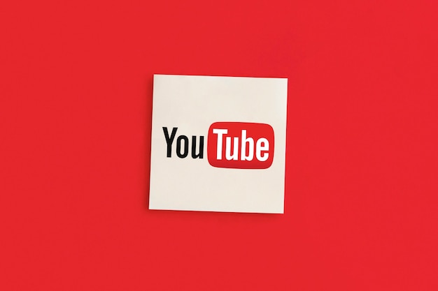 Foto logo di youtube su sfondo rosso