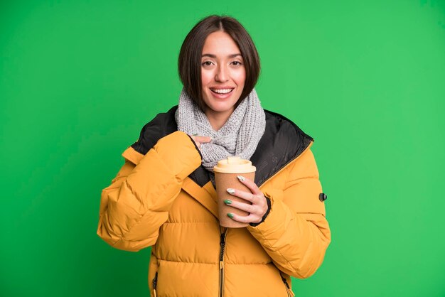 ypung mooie vrouw met een afhaalkoffie