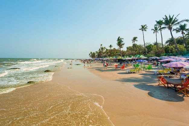 ytime scenes op het strand van Hua Hin op een zonnige dag Aan de rechterkant zijn er ligstoelen