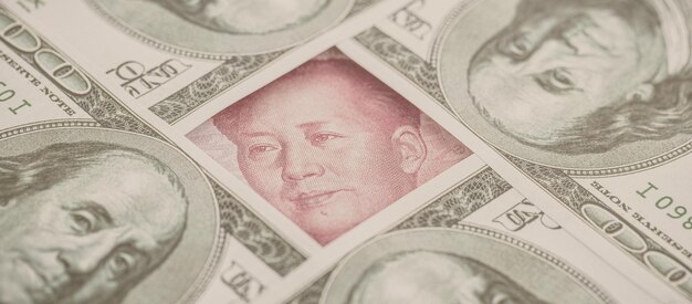 Yuan bankbiljet, omgeven door 100 dollarbiljetten. amerikaans markt protectionisme concept