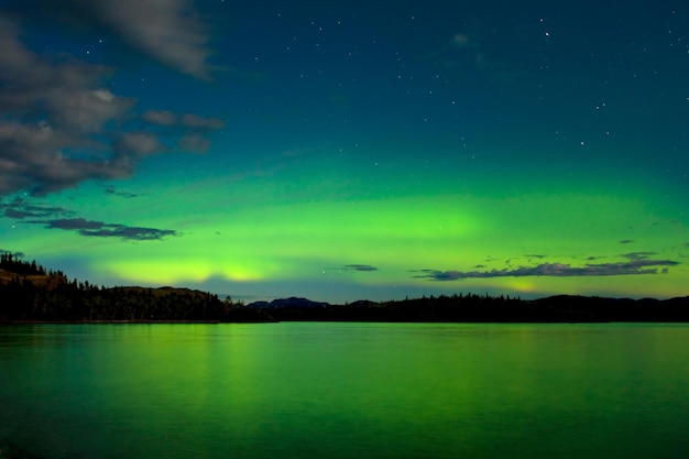 Yukon Lake Laberge weerspiegelde Aurora borealis Canada