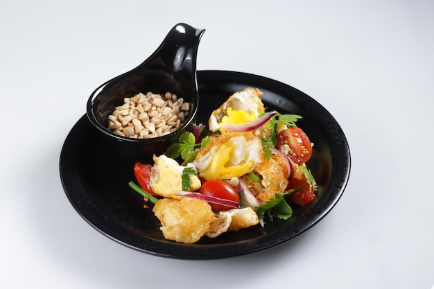 Yum Kai Dao는 태국식 바삭한 튀긴 계란 샐러드입니다.