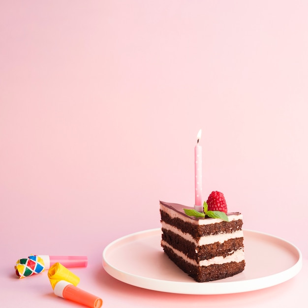 写真 ピンクの背景においしい誕生日ケーキ