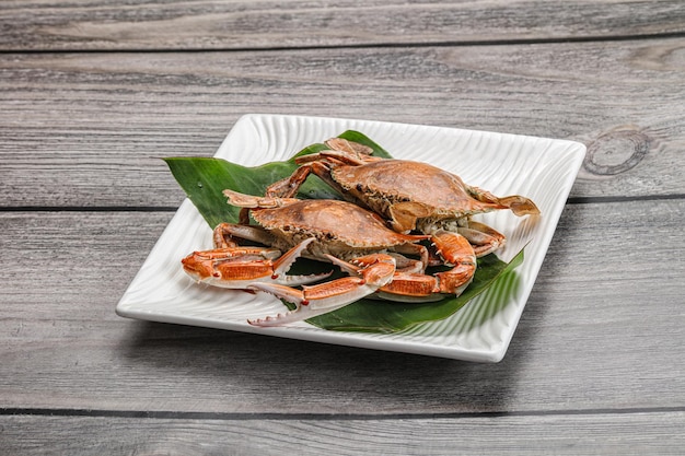 プレートに美味しい煮込み野生のカニ