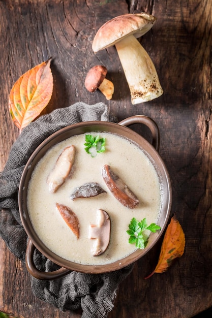 오래된 나무 테이블에 맛있는 boletus 크림